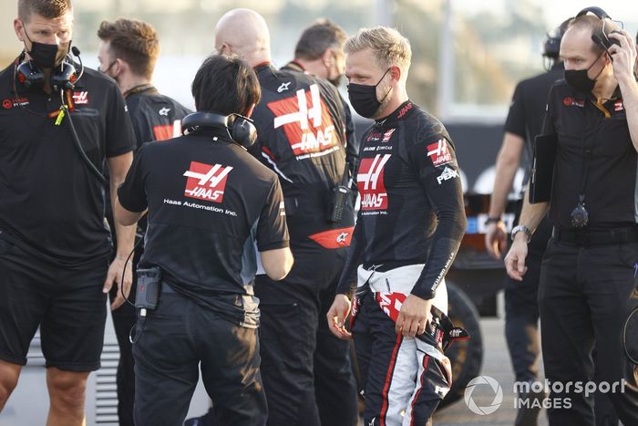 Kevin Magnussen, Haas F1, y Ayao Komatsu, Ingeniero Jefe de Carreras, Haas F1, en la parrilla