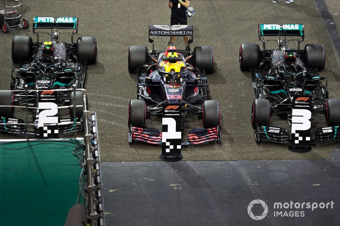 Ganador de la pole Max Verstappen, Red Bull Racing, segundo Valtteri Bottas, Mercedes F1 W11, tercero Lewis Hamilton, Mercedes F1 W11, en Parc Ferme 