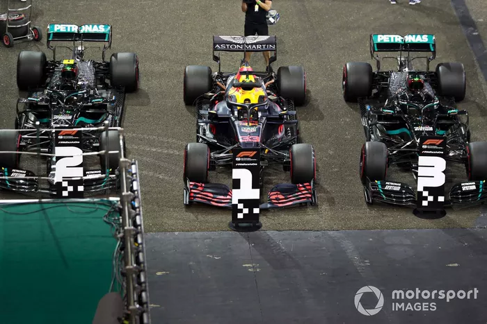 Ganador de la pole Max Verstappen, Red Bull Racing, segundo Valtteri Bottas, Mercedes F1 W11, tercero Lewis Hamilton, Mercedes F1 W11, en Parc Ferme 