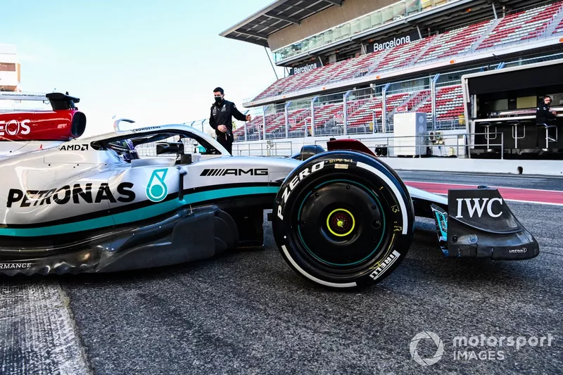 Lewis Hamilton, Mercedes W13, sort de son garage