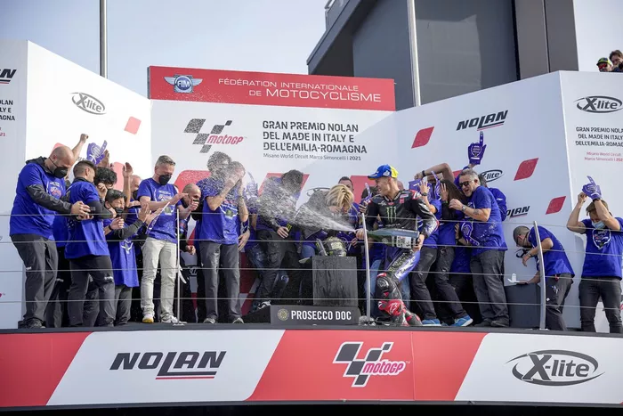 El campeón del mundo Fabio Quartararo, Yamaha Factory Racing, celebra con su equipo