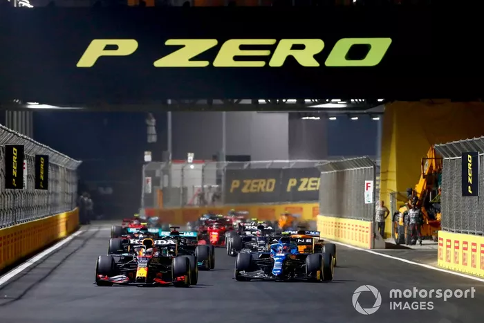 Max Verstappen, Red Bull Racing RB16B, lucha con Esteban Ocon, Alpine A521, y Lewis Hamilton, Mercedes W12, en la reanudación