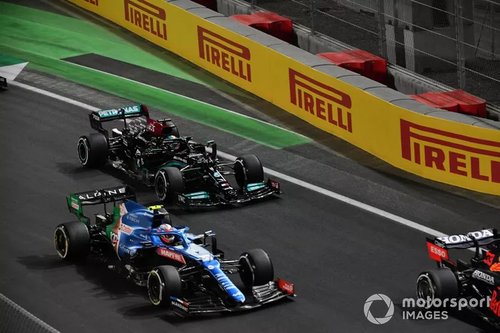 Max Verstappen, Red Bull Racing RB16B, Esteban Ocon, Alpine A521, Lewis Hamilton, Mercedes W12