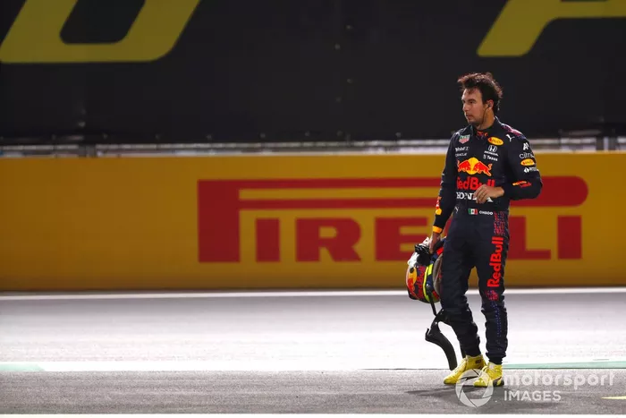 Sergio Pérez, de Red Bull Racing, se lamenta después de quedar fuera de la carrera en el reinicio