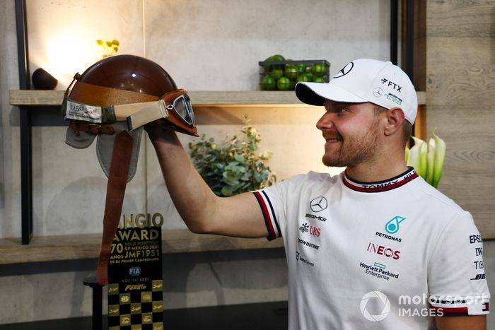 Valtteri Bottas, de Mercedes, con su casco del Premio Fangio