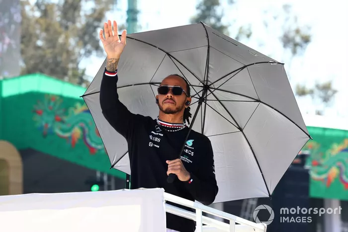 Lewis Hamilton, de Mercedes, saluda a los aficionados en el desfile de pilotos