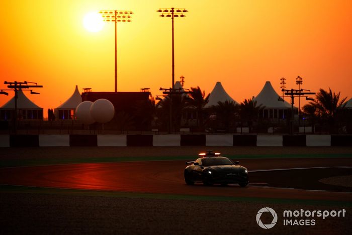 Aston Martin Vantage Safety Car al atardecer