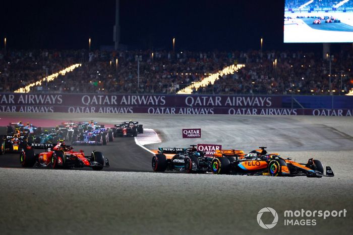 Oscar Piastri, McLaren MCL60, Carlos Sainz, Ferrari SF-23, George Russell, Mercedes F1 W14, Lando Norris, McLaren MCL60, Max Verstappen, Red Bull Racing RB19, el resto de la parrilla en la primera vuelta de la carrera Sprint.