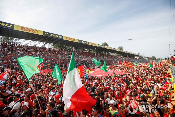 Una gran multitud invade el circuito tras la carrera