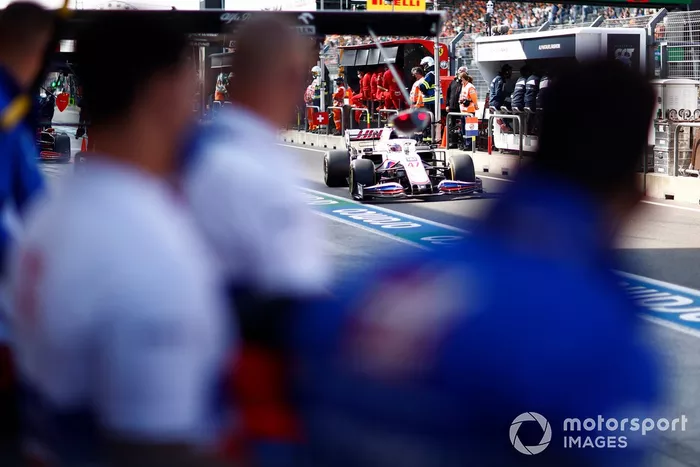 Mick Schumacher, Haas VF-21, en el pit lane