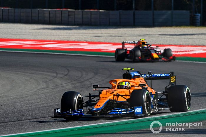 Lando Norris, McLaren MCL35M, Sergio Pérez, Red Bull Racing RB16B
