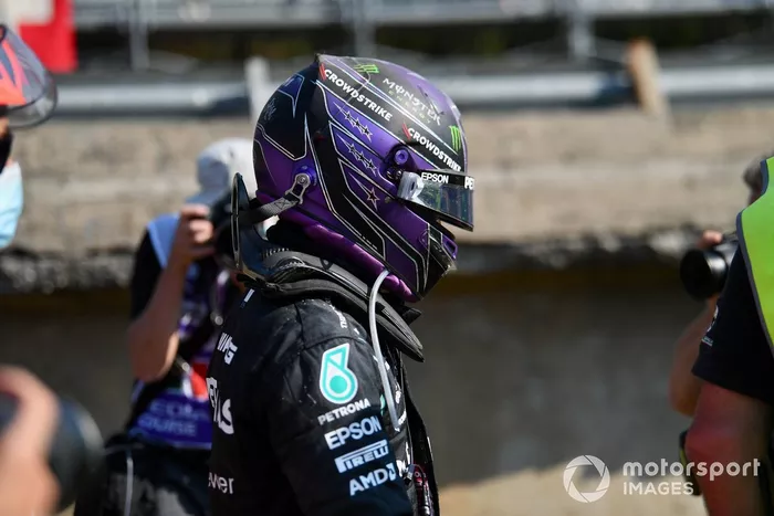 Lewis Hamilton, de Mercedes, se aleja del lugar del accidente