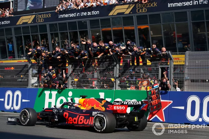 Ganador Max Verstappen, Red Bull Racing RB16B