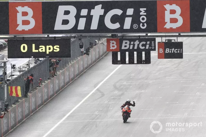 Gandor Brad Binder, Red Bull KTM Factory Racing cruza la meta
