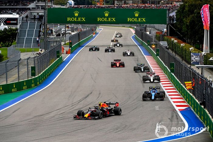 Sergio Pérez, Red Bull Racing RB16B, Esteban Ocon, Alpine A521, Kimi Raikkonen, Alfa Romeo Racing C41