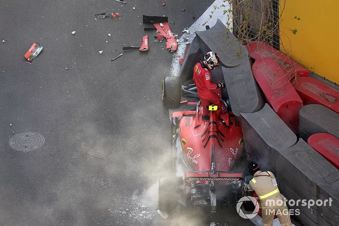 Charles Leclerc, Ferrari SF90 se baja de su auto chocado