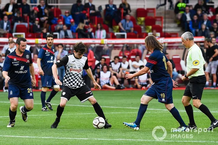 Charles Leclerc, Ferrari jugando a fútbol