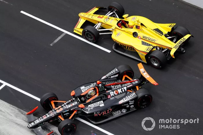 Accidente de James Davison, Dale Coyne Racing Honda, Helio Castroneves, Team Penske Chevrolet en el pitlane