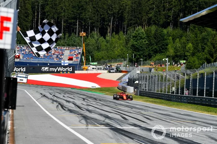Charles Leclerc, Ferrari SF90, toma la pole position