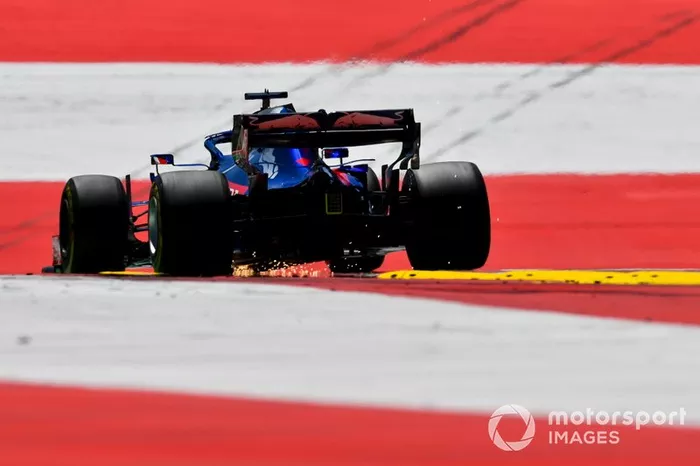 15: Daniil Kvyat, Toro Rosso STR14, 1'05.324