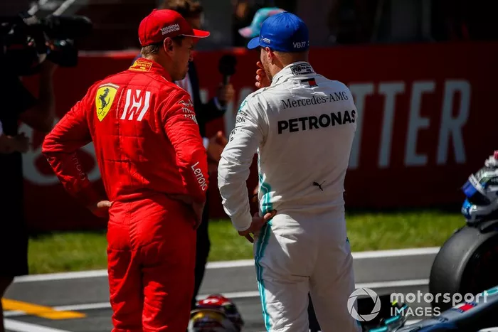 Segundo Lewis Hamilton, Mercedes AMG F1, ganador de la pole Valtteri Bottas, Mercedes AMG F1 celebran