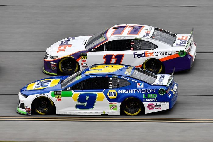 Chase Elliott, Hendrick Motorsports, Chevrolet Camaro NAPA Night Vision and  Denny Hamlin, Joe Gibbs Racing, Toyota Camry FedEx Ground