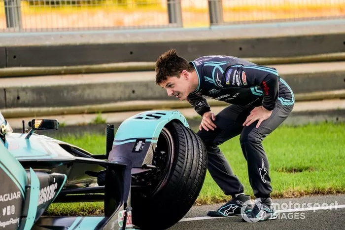 James Calado, Panasonic Jaguar Racing examina los daños en su Jaguar I-Type 4 