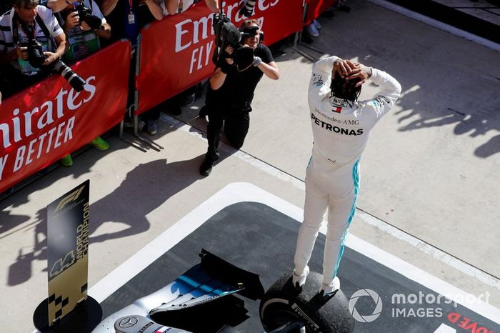 Lewis Hamilton, Mercedes AMG F1, celebra su sexto título mundial en parc ferme
