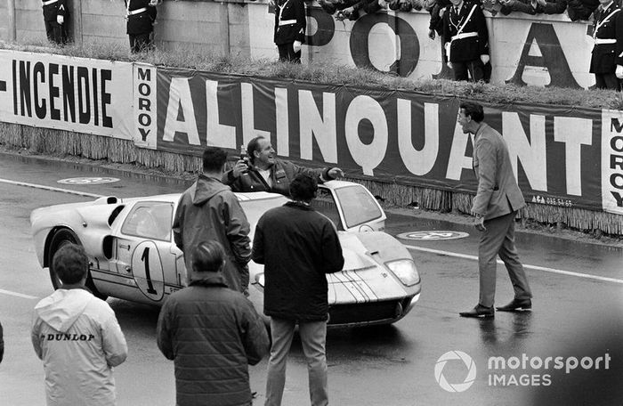 Denny Hulme, en la puerta abierta de su Shelby American Inc, Ford Mk II después de la carrera