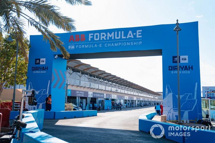 Entrada a boxes en Ad Diriyah