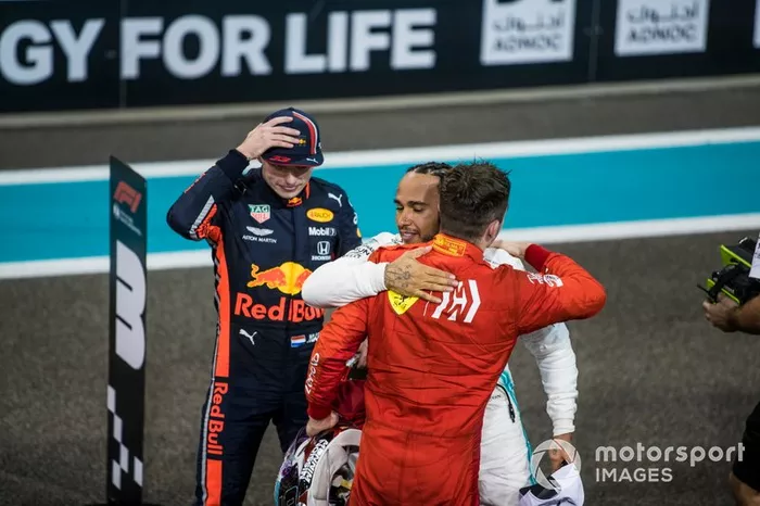 Charles Leclerc, Ferrari, 3ª posición, felicita a Lewis Hamilton, Mercedes AMG F1, 1ª posición, después de la carrera