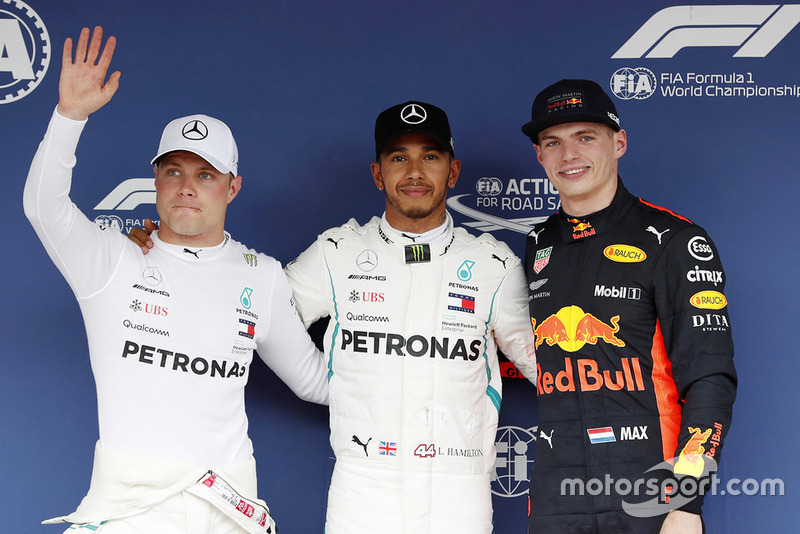 Il poleman Lewis Hamilton, Mercedes AMG F1, il secondo qualificato Valtteri Bottas, Mercedes AMG F1, il terzo qualificato Max Verstappen, Red Bull Racing