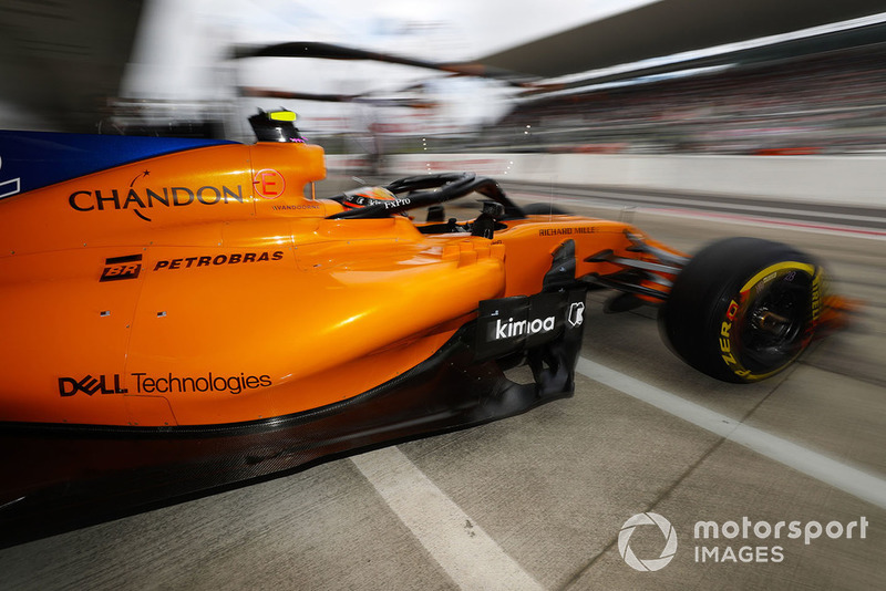 Stoffel Vandoorne, McLaren MCL33, leaves the garage