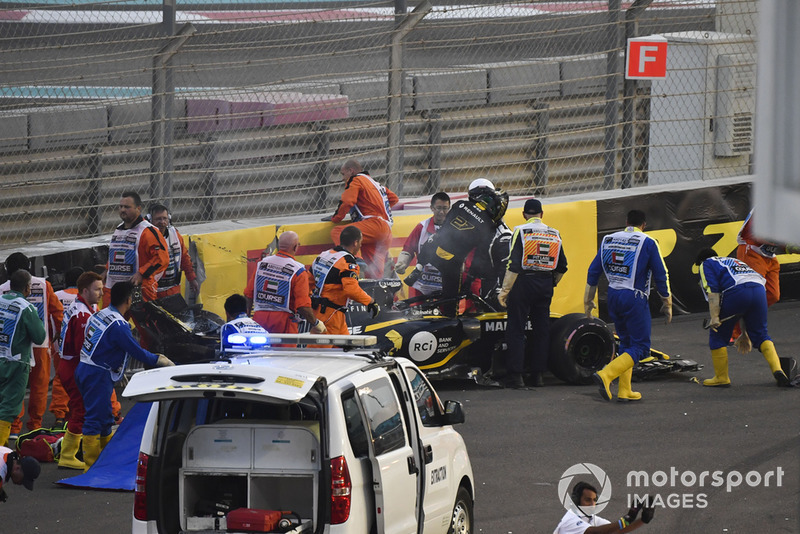 Los médicos y oficiales asisten a Nico Hulkenberg, Renault Sport F1 Team R.S. 18 que se estrelló y volcó en la primera vuelta