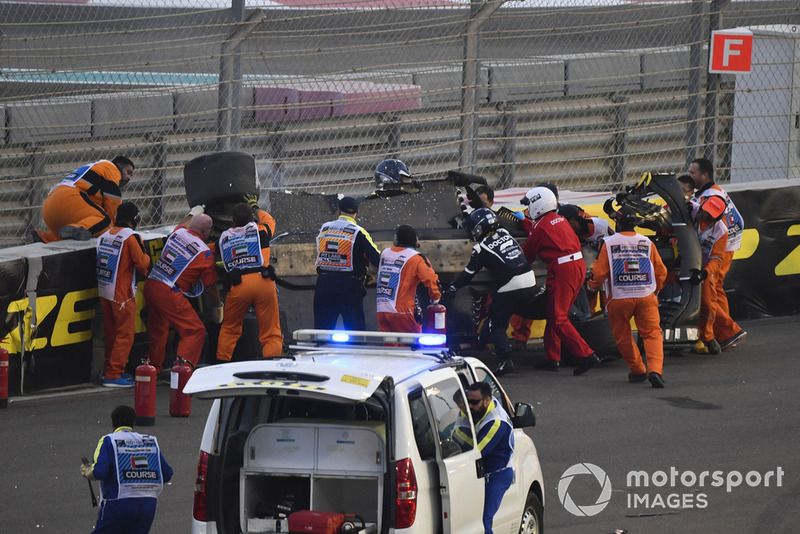 L'équipe médicale et les commissaires viennent en aident à Nico Hulkenberg, Renault Sport F1 Team R.S. 18 après son accident du premier tour