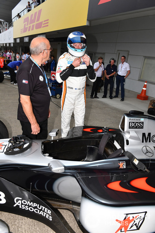 Mika Hakkinen, McLaren MP4-13 en Leyendas F1 30 Aniversario vuelta de Demostración