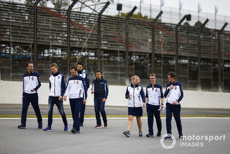 Sergey Sirotkin, Williams Racing, parcourt la piste à pied