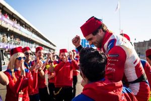 Jérôme d'Ambrosio, Mahindra Racing, fête sa victoire avec son équipe