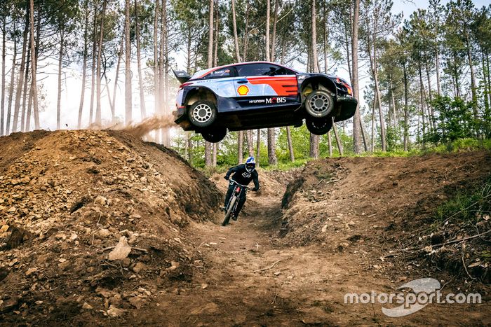 Dani Sordo y Andreu Lacondeguy, en el reto del WRC contra la MTB