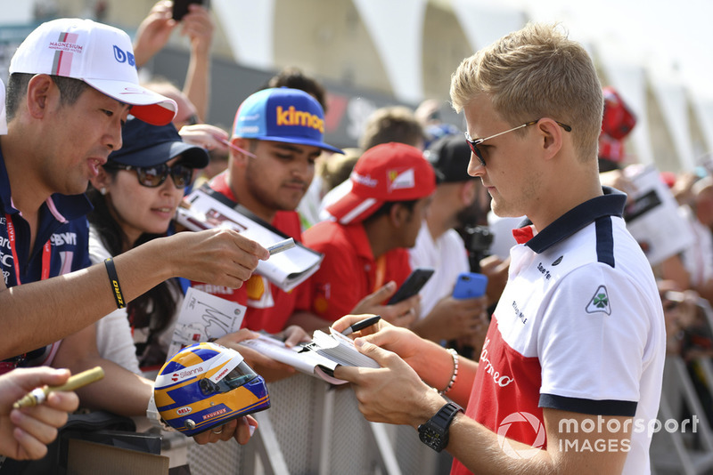 Marcus Ericsson, Sauber signs autographs for the fans