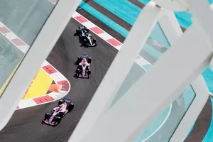 Esteban Ocon, Racing Point Force India VJM11, devant Sergio Perez, Racing Point Force India VJM11, et Valtteri Bottas, Mercedes AMG F1 W09 EQ Power+