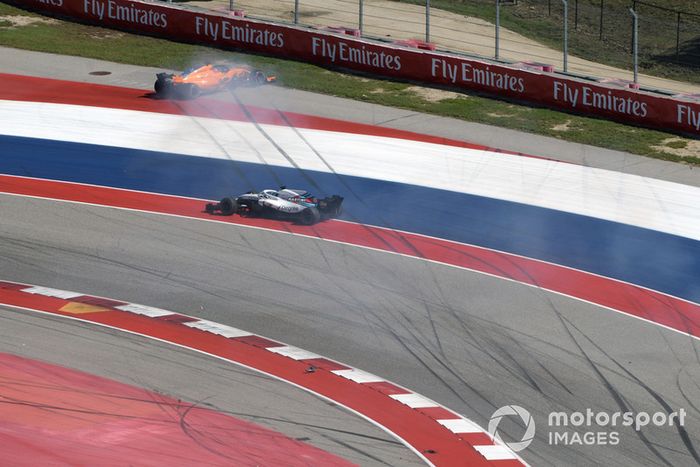 Alonso se queja tras ser golpeado en la primera vuelta
