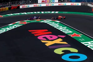 Brendon Hartley, Scuderia Toro Rosso STR13 en Max Verstappen, Red Bull Racing RB14