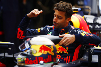 Daniel Ricciardo, Red Bull Racing RB14, monte dans le cockpit de sa monoplace