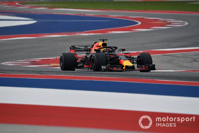 Daniel Ricciardo, Red Bull Racing RB14 sparks 