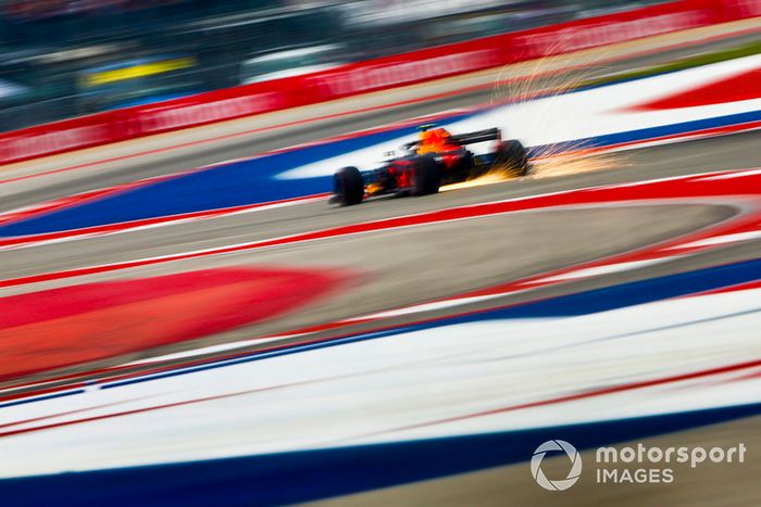 Las chispas vuelan desde la parte trasera de Max Verstappen, Red Bull Racing RB14