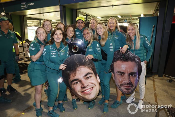 El equipo Aston Martin celebra el podio de Fernando Alonso
