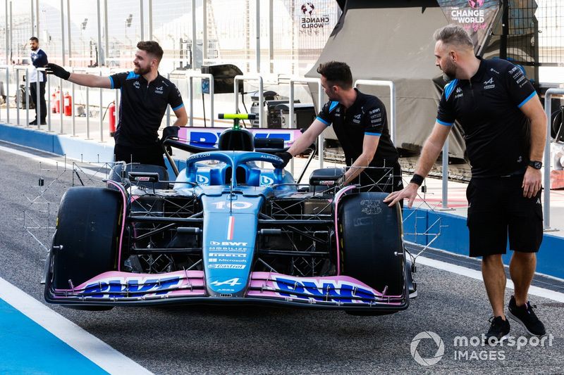 Los mecánicos empujan al Alpine A523 de Pierre Gasly en el pit lane