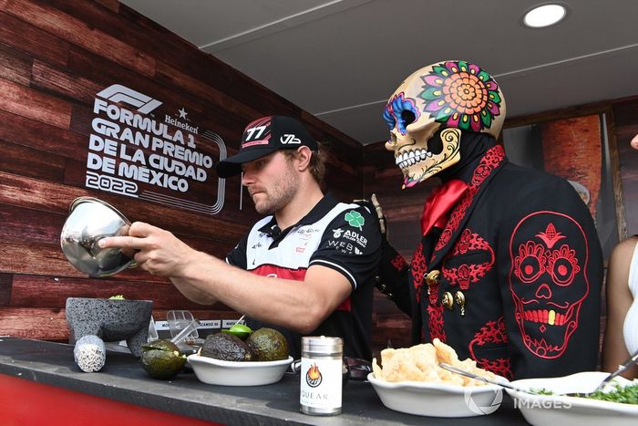 Valtteri Bottas y el equipo Alfa Romeo F1 hacen tacos con Fermín La Calaca