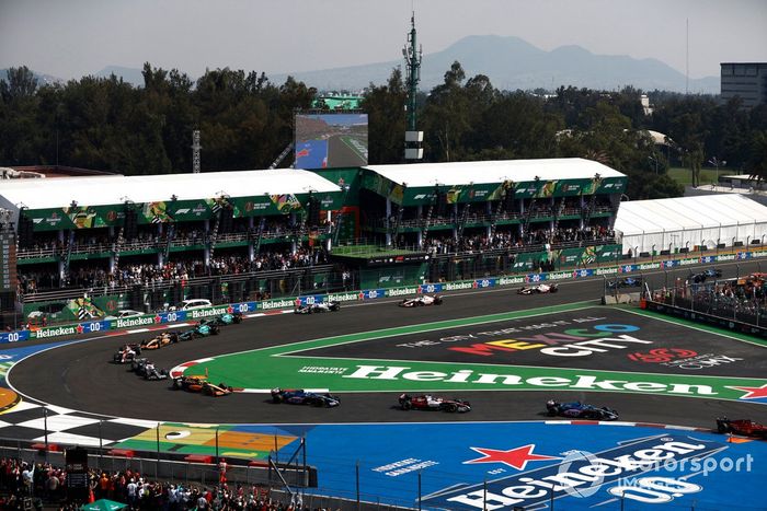 Fernando Alonso, Alpine A522, Valtteri Bottas, Alfa Romeo C42, Esteban Ocon, Alpine A522